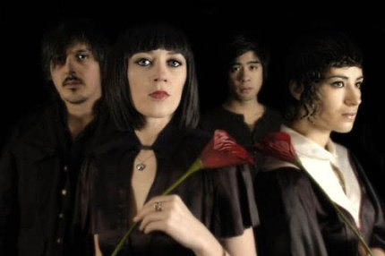 Ladytron (зліва направо — Денні, Гелен, Ройбен та Міра) Ladytron (зліва направо — Денні, Гелен, Ройбен та Міра)