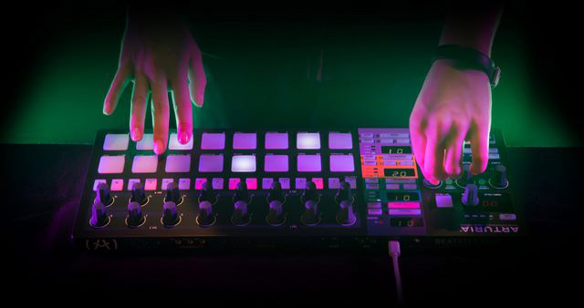  Спец пропозиція: Arturia BeatStep Pro в комплекті з набором кабелів 